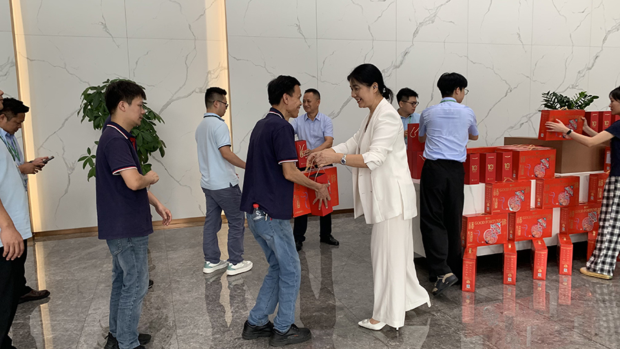 1787551389387497.jpg 董事长发伴手礼.jpg